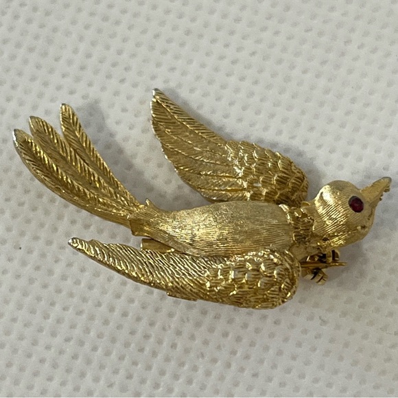 Vintage JJ Jonette Jewelry Gold Tone Red Rhinestone Eye Bird Pin Brooch - Picture 2 of 6